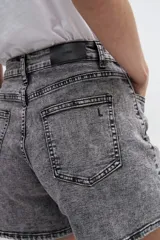 Short de jean gris con efecto lavado, tiro alto y corte recto.