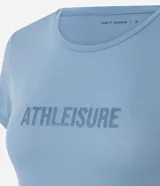 Remera deportiva Get Over de corte regular, confeccionada en tejido de poliamida con textura tipo crepé. Presenta cuello redondo, mangas cortas y estampa frontal con la palabra 'Athleisure'.
