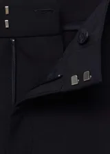 Pantalon de vestir negro de corte recto y tiro alto, con detalle de pinzas delanteras, bolsillos laterales y cierre frontal oculto.