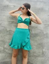 Top con estampado animal print de leopardo, con tirantes finos que se atan en el cuello y la espalda.