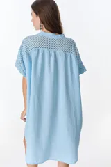 Vestido camisero marrón de lino con mangas cortas, cuello mao, cierre frontal con botones y bolsillo de crochet.