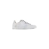 Championes Maison Margiela modelo Replica, con efecto de pintura blanca desgastada sobre base de cuero y suela de goma texturizada.