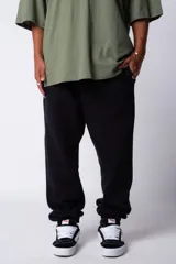 Pantalón de jogging negro de friza de algodón, con cintura y puños elastizados y calce oversize.