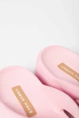 Sandalias tipo ojotas color rosa con plataforma y suela track.