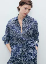 Camisa azul con estampado de cachemir en blanco, de corte recto y manga larga.