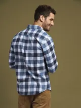 Camisa de manga larga a cuadros blancos, azules y verdes.