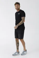 Remera celeste de corte clásico con cuello redondo y manga corta. Estampado pequeño en el pecho.