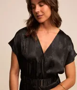 Vestido midi de jacquard color celeste, con escote en V cruzado, mangas cortas y cinturón elástico incorporado.