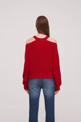 Sweater rojo de tejido de punto con cuello redondo y manga larga con hombros descubiertos.