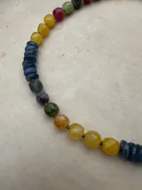 Collar de piedras naturales que combina turmalinas multicolor y kyanita azul, con un diseño que alterna cuentas esféricas y cuentas cilíndricas facetadas.