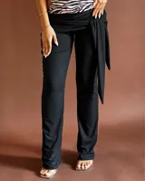 Pantalon negro de corte recto con cintura ancha y detalle de lazo lateral integrado.