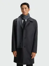 Bufanda de punto Raschel color gris oscuro, con diseño de textura fina y terminaciones con flecos cortos en los extremos.