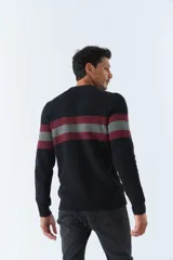Sweater tejido negro con cuello redondo, puños y franjas horizontales en color bordó y gris en el pecho.