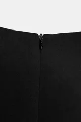 Vestido corto de cuello redondo y manga corta, con forro interior a tono, bajo recto y cierre en espalda con cremallera oculta.