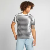 Camiseta de manga corta con cuello redondo y estampado de rayas horizontales en blanco y negro.