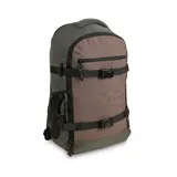 Mochila Martha Sarga de 28 litros, color gris y marrón, fabricada con tejido antidesgarro de residuos plásticos reciclados. Cuenta con cierre completo de fácil acceso, correas de compresión frontales con hebillas y tiradores de cordón.