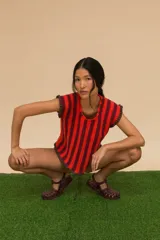 Top tejido a crochet con rayas verticales color crema y bordó, con volados en los bordes.