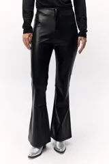 Pantalón acampanado de cuero sintético negro con textura símil piel de serpiente y tajos laterales en el ruedo.