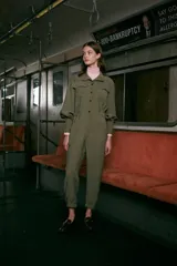 Mono largo verde militar de twill con cuello solapa, bolsillos plaqué, cintura elastizada y mangas largas abullonadas.