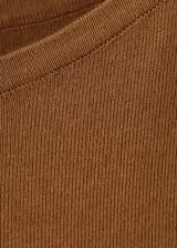 Top de punto fino color tostado, sin mangas, con cuello redondo y diseño recto que incluye una tira integrada para anudar en la cintura.