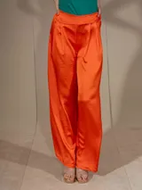 Pantalón palazzo naranja de satén con cintura elastizada.
