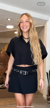 Pollera corta tipo falda-short de color negro, con diseño cruzado en el frente y cintura de tiro medio. Confeccionada en cuero genuino por artesanos uruguayos.