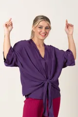 Túnica color naranja con cuello en V, mangas 3/4 y lazo para atar en la parte delantera.