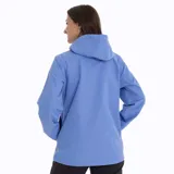 Campera impermeable con capucha, color azul, con cierre frontal completo, bolsillos laterales y bolsillo en el pecho. Presenta un diseño técnico con costuras selladas, ideal para actividades al aire libre y uso urbano.