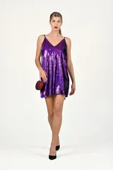 Vestido corto violeta con lentejuelas, escote en V y tirantes finos.