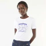 Remera blanca de manga corta con cuello redondo y estampa frontal en color azul con la frase The Bahamas y un diseño floral.