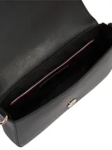 Cartera cruzada negra de poliuretano con diseño estructurado y solapa frontal con cierre magnético. Posee correa larga ajustable, bolsillo interior y herrajes metálicos dorados, incluyendo un monograma TH en la solapa y un charm colgante con el logo.