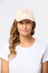 Gorro con visera de lona color beige con bordado frontal multicolor en distintas líneas.