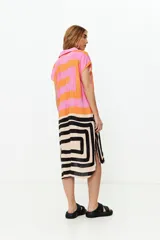 Vestido camisero de viscosa con estampado a rayas horizontales en tonos rosa, naranja, beige y negro. Tiene cuello camisero, mangas cortas y cierre frontal con botones. El corte es recto y llega hasta la rodilla.