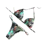 Bikini de dos piezas con estampado tropical inspirado en la selva amazónica. La parte superior es de estilo triángulo con tiras ajustables, y la parte inferior es de corte clásico con tiras laterales.