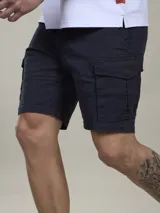 Bermuda cargo color negro en tejido twill con elastano, de calce cómodo con bolsillos laterales y efecto wash look.