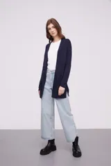 Saco tipo cárdigan abierto de tejido de punto, con mangas largas y bolsillos frontales aplicados.