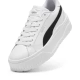 Championes Puma Karmen II L, color blanco con detalles en negro, plataforma alta y logo de Puma en el lateral.