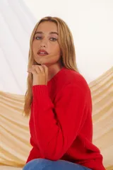 Sweater azul de punto con cuello redondo y mangas largas.