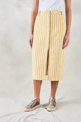 Falda midi de denim a rayas verticales amarillas y blancas, con abertura frontal y cierre con botones.