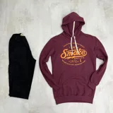 Canguro bordó con capucha y cordones blancos. Estampado frontal con la palabra "Smoke" en color naranja y detalles de texto en blanco.