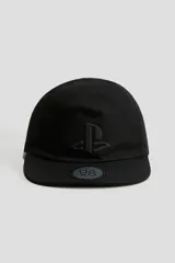 Gorra de sarga de algodón negra con diseño en relieve al tono en la parte frontal y visera plana.