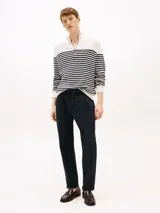 Sweater de punto texturizado a rayas horizontales blancas y azul marino, con cuello alto y cierre de cremallera metálica.