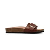 Sandalias bajas marrones con hebilla dorada y plantilla de corcho.