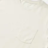 Remera de manga corta color blanco, con cuello redondo y bolsillo frontal en el pecho.
