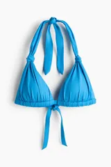 Top de bikini push-up con copas de triángulo color celeste, tiras para anudar al cuello y en la espalda.