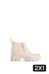 Botas de lluvia tipo chelsea, confeccionadas en goma color beige con paneles elásticos laterales y suela track con plataforma.
