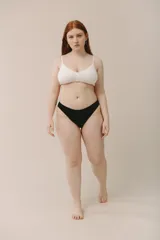 Bombacha tipo vedetina de corte clásico, confeccionada en algodón suave y respirable con certificación Oeko-Tex. Presenta un diseño con ribetes delicados que se ajustan cómodamente sin marcar.