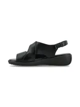 Sandalias negras con tira ancha sobre el empeine y ajuste con velcro.