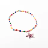 Collar corto de cuentas de colores con dije de estrella de mar de cristal color lila.