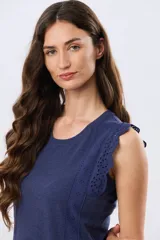 Musculosa de algodón color azul con detalles de broderie calado en los hombros, de cuello redondo y corte clásico.
